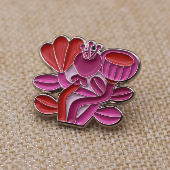 Kundenspezifische Werbebrosche aus Messing, Souvenir, Zinklegierung, Blumenlogo, goldfarben, niedliches Metallhandwerksemblem, Anime-Abzeichen, Revers, weiche Emaille-Anstecknadel für Werbegeschenke, kein Minimum